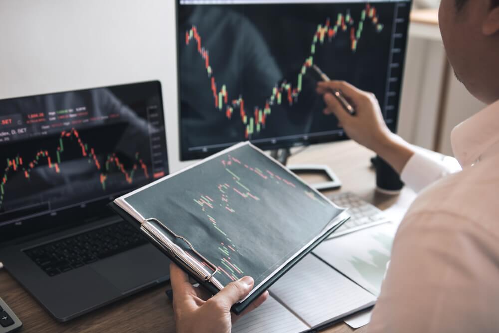 Using two charts to improve market entry timing