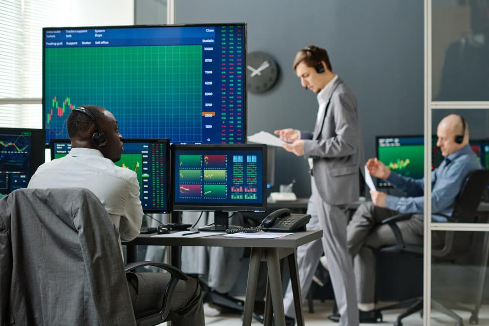 Why professional forex traders hunt for stop orders